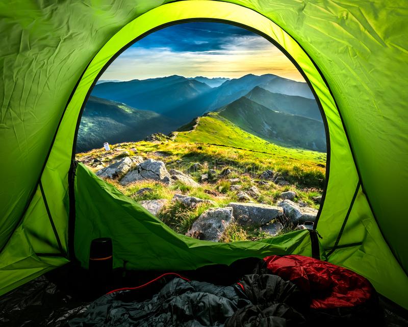 vue-de-tente-aux-montagnes-en-été-au-coucher-du-soleil-pologne-107796163